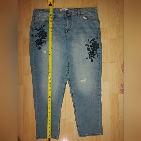 Jordache Distressed High Rise Black Floral Embroidered Jeans - Picture 9 of 10